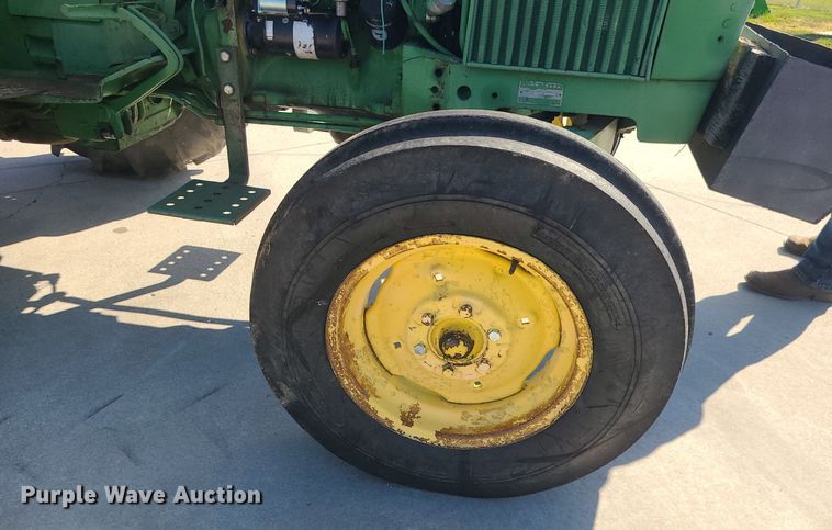 image for item MJ9451 1974 John Deere 1530  tractor