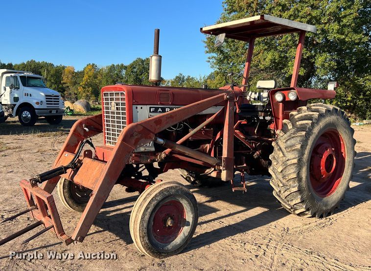 image for item NI9050 1971 International Harvester Farmall 656  tractor