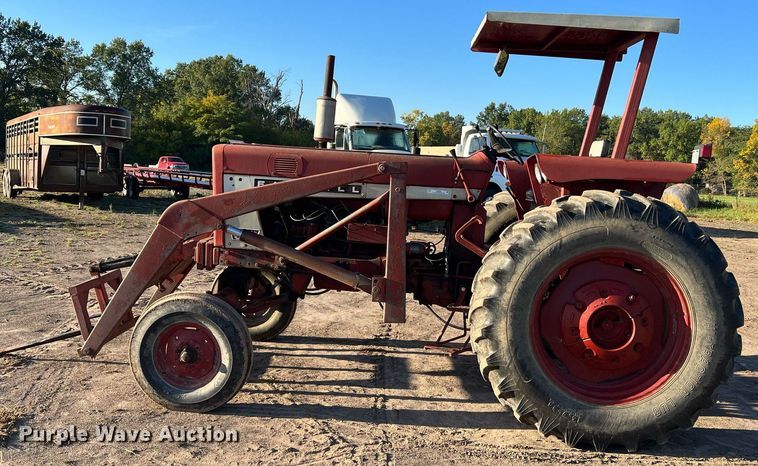 image for item NI9050 1971 International Harvester Farmall 656  tractor