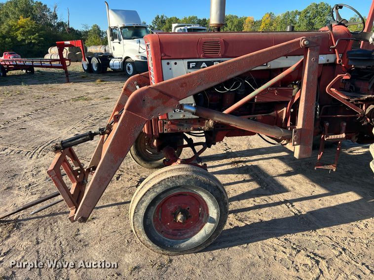 image for item NI9050 1971 International Harvester Farmall 656  tractor