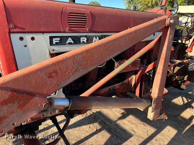 image for item NI9050 1971 International Harvester Farmall 656  tractor