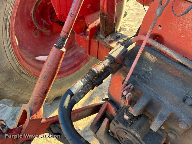 image for item NI9050 1971 International Harvester Farmall 656  tractor