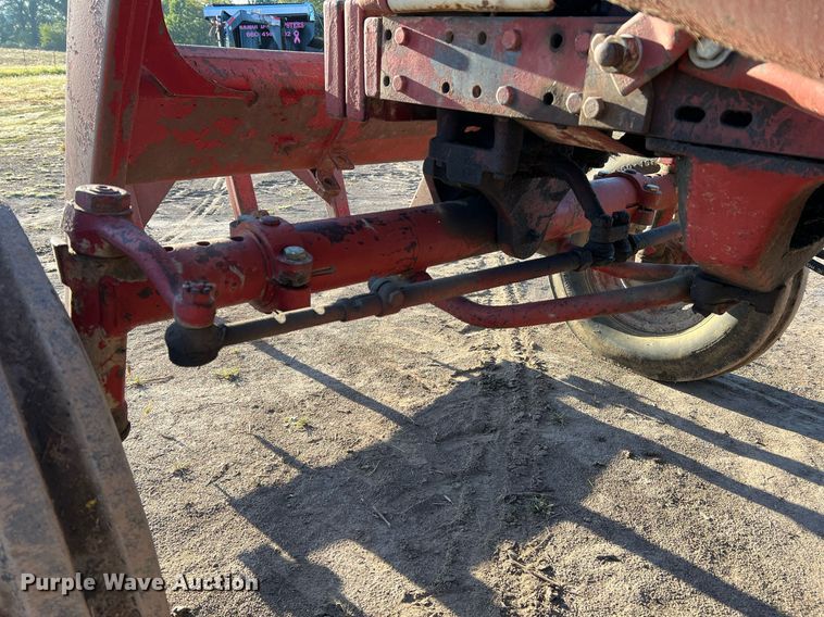 image for item NI9050 1971 International Harvester Farmall 656  tractor