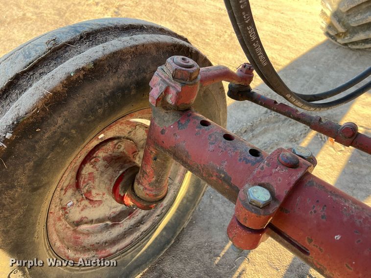 image for item NI9050 1971 International Harvester Farmall 656  tractor