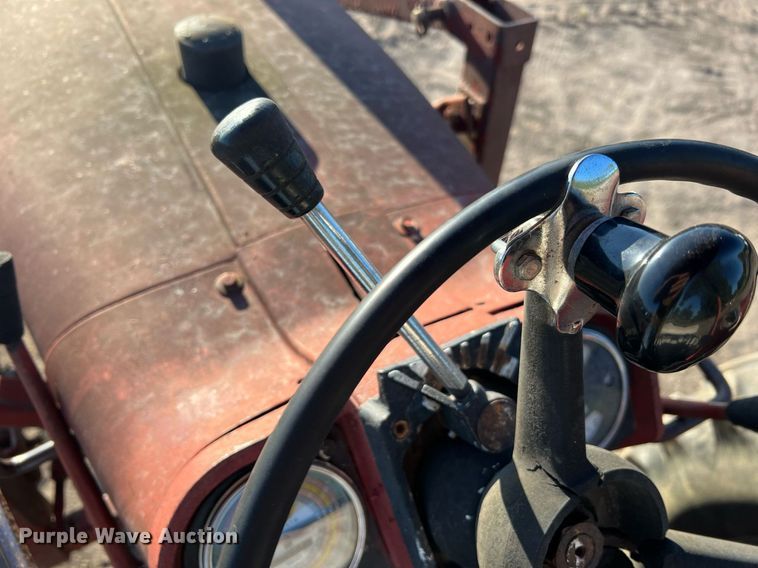 image for item NI9050 1971 International Harvester Farmall 656  tractor