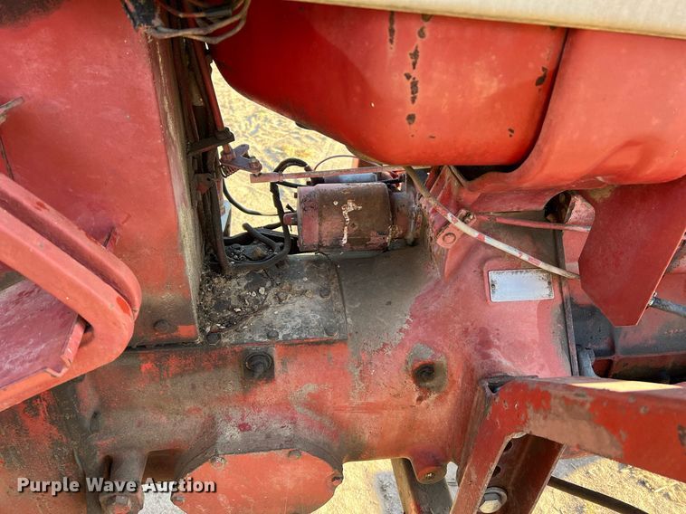 image for item NI9050 1971 International Harvester Farmall 656  tractor