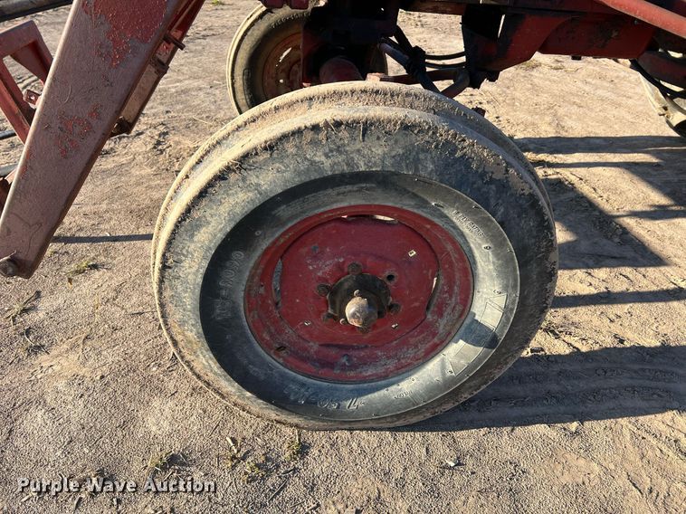 image for item NI9050 1971 International Harvester Farmall 656  tractor