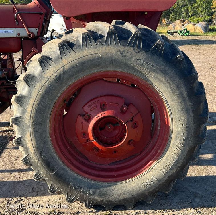 image for item NI9050 1971 International Harvester Farmall 656  tractor