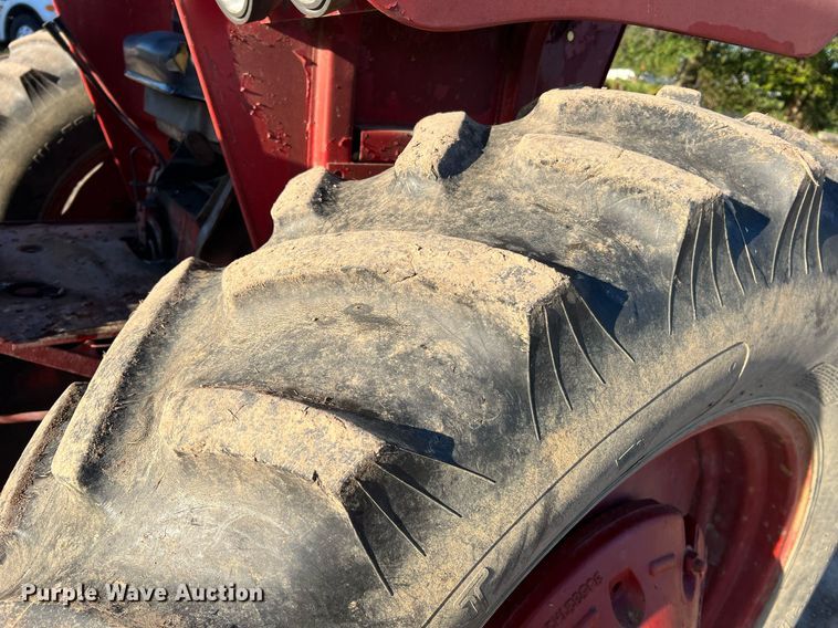 image for item NI9050 1971 International Harvester Farmall 656  tractor