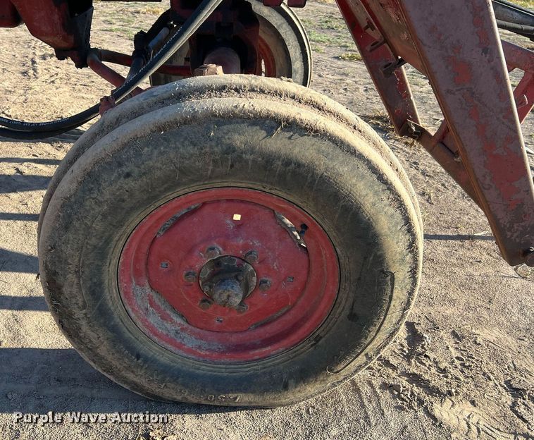 image for item NI9050 1971 International Harvester Farmall 656  tractor