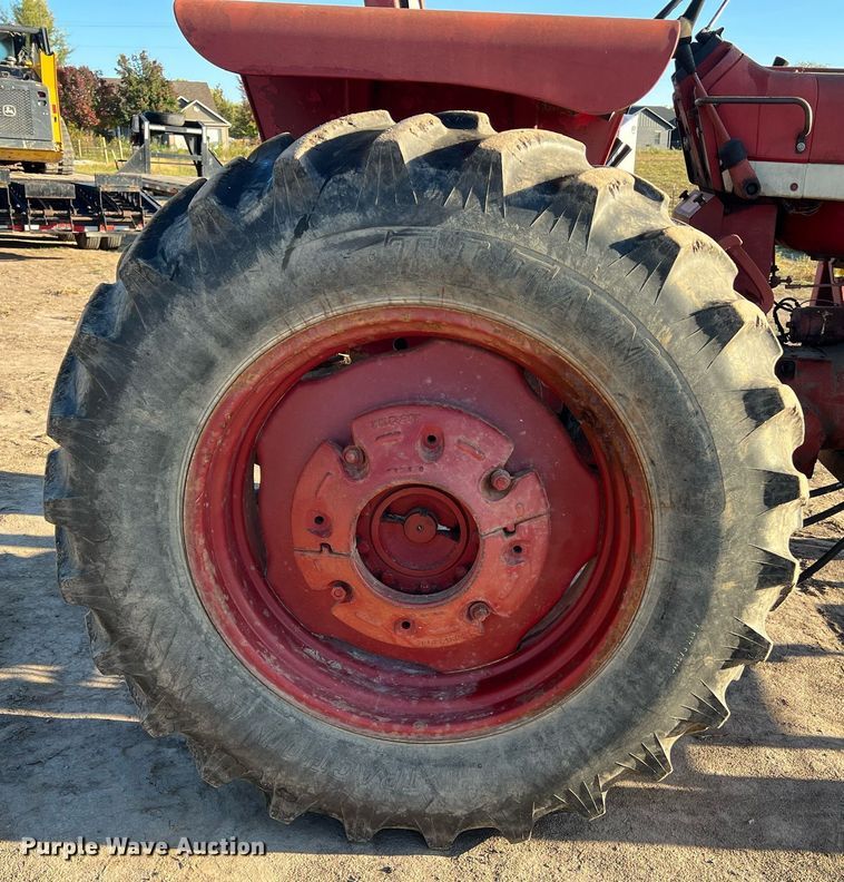 image for item NI9050 1971 International Harvester Farmall 656  tractor