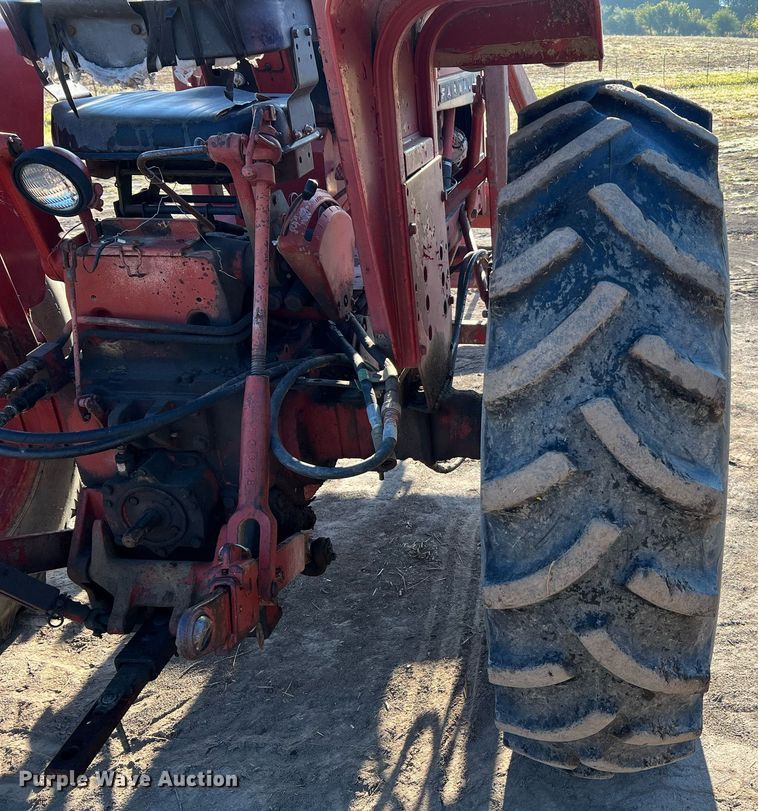 image for item NI9050 1971 International Harvester Farmall 656  tractor