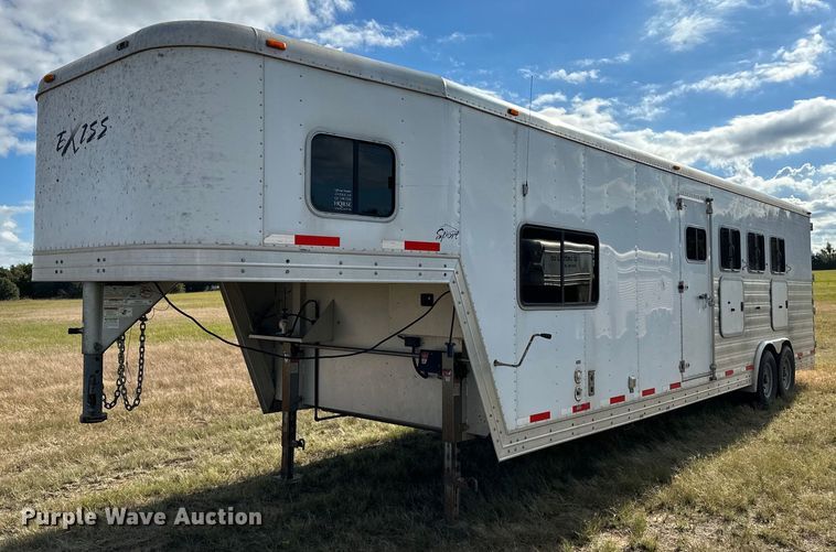 image for item NQ9423 2010 Universal Trailer ES-8410  horse trailer