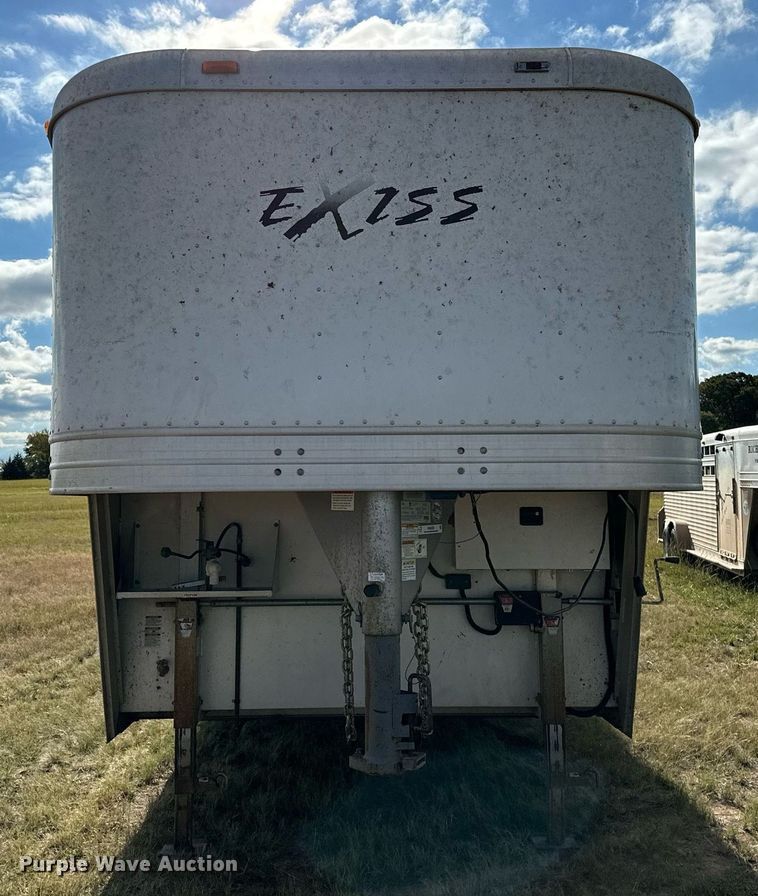 image for item NQ9423 2010 Universal Trailer ES-8410  horse trailer