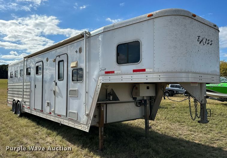 image for item NQ9423 2010 Universal Trailer ES-8410  horse trailer