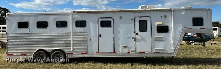 image for item NQ9423 2010 Universal Trailer ES-8410  horse trailer