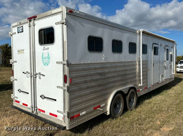 image for item NQ9423 2010 Universal Trailer ES-8410  horse trailer