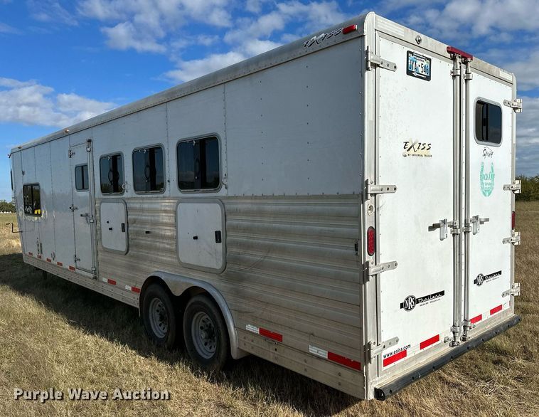 image for item NQ9423 2010 Universal Trailer ES-8410  horse trailer