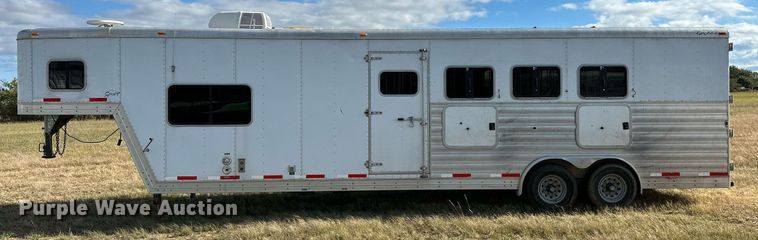 image for item NQ9423 2010 Universal Trailer ES-8410  horse trailer