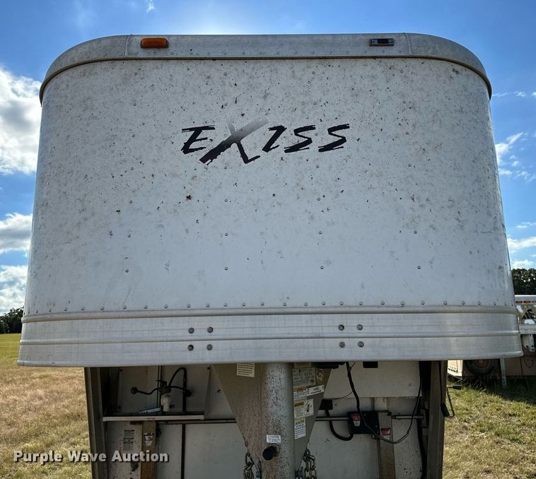 image for item NQ9423 2010 Universal Trailer ES-8410  horse trailer