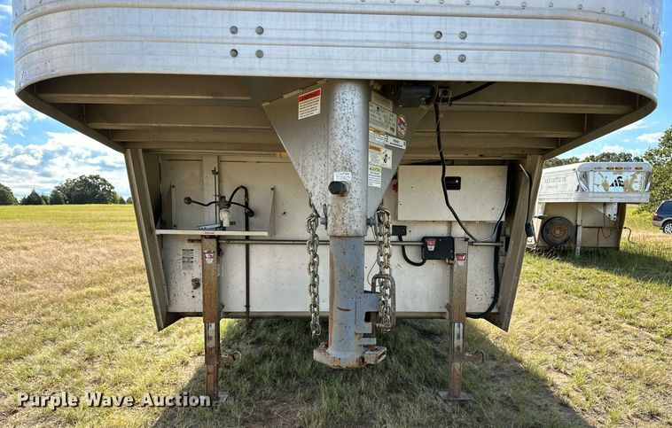 image for item NQ9423 2010 Universal Trailer ES-8410  horse trailer