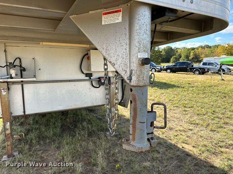 image for item NQ9423 2010 Universal Trailer ES-8410  horse trailer