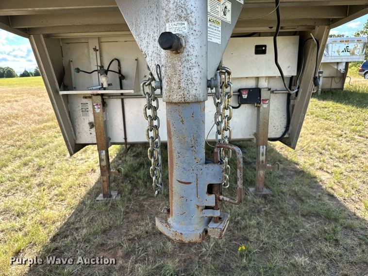 image for item NQ9423 2010 Universal Trailer ES-8410  horse trailer