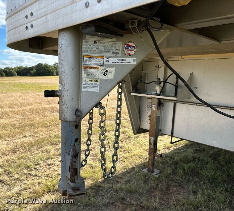 image for item NQ9423 2010 Universal Trailer ES-8410  horse trailer