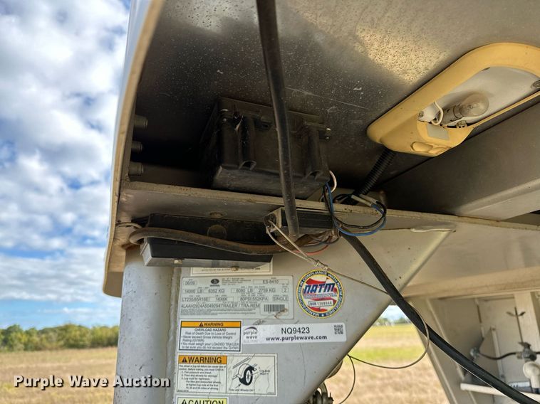 image for item NQ9423 2010 Universal Trailer ES-8410  horse trailer