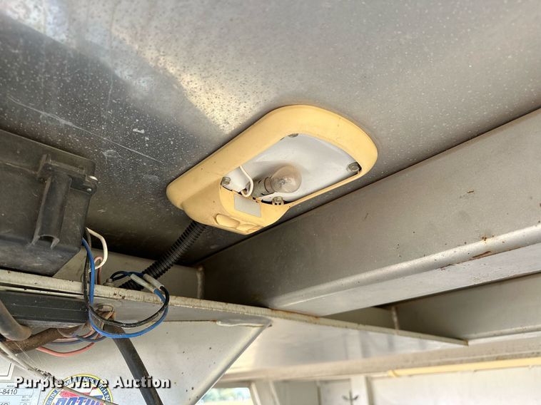 image for item NQ9423 2010 Universal Trailer ES-8410  horse trailer