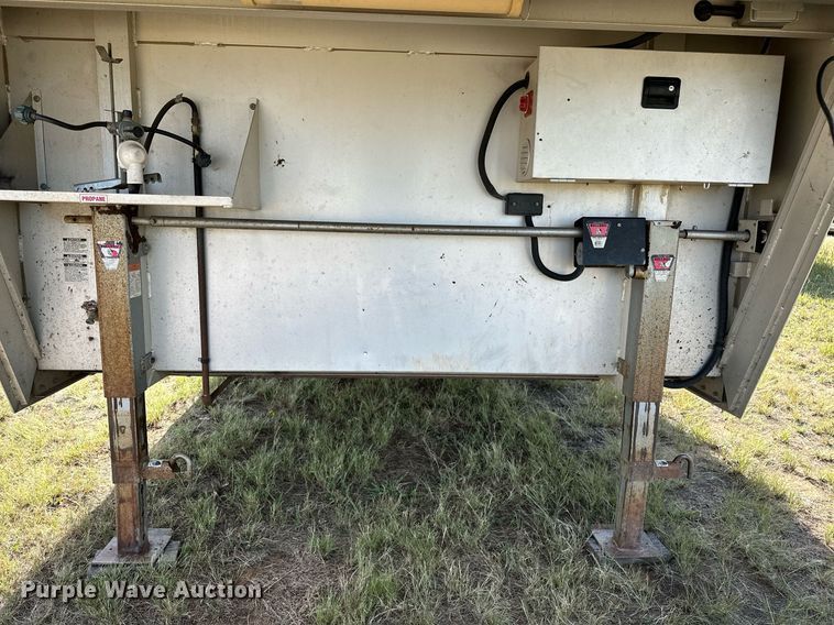 image for item NQ9423 2010 Universal Trailer ES-8410  horse trailer