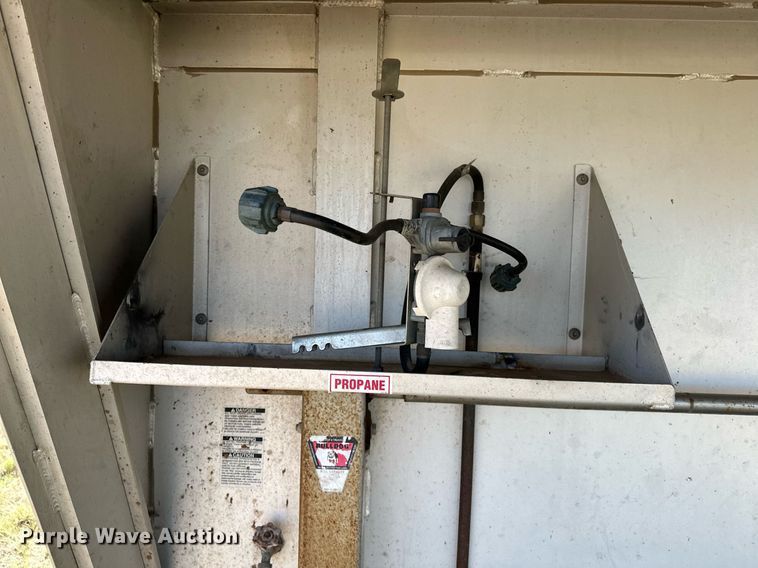 image for item NQ9423 2010 Universal Trailer ES-8410  horse trailer