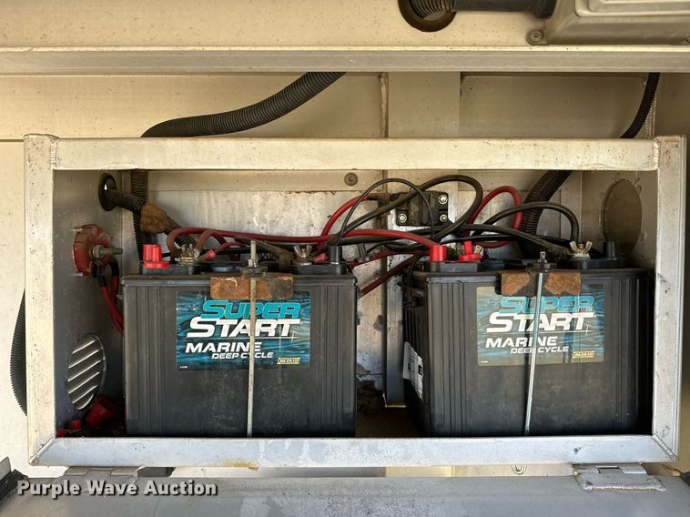 image for item NQ9423 2010 Universal Trailer ES-8410  horse trailer