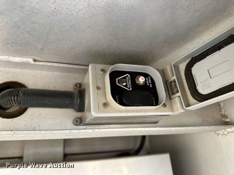 image for item NQ9423 2010 Universal Trailer ES-8410  horse trailer