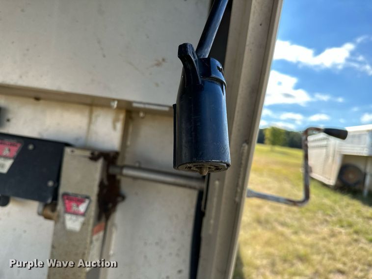 image for item NQ9423 2010 Universal Trailer ES-8410  horse trailer