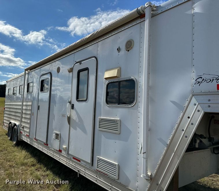 image for item NQ9423 2010 Universal Trailer ES-8410  horse trailer