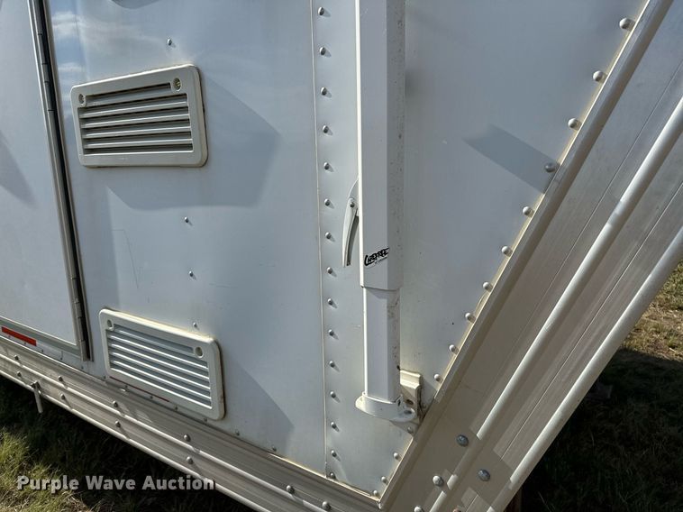 image for item NQ9423 2010 Universal Trailer ES-8410  horse trailer