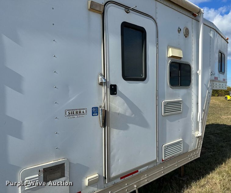 image for item NQ9423 2010 Universal Trailer ES-8410  horse trailer