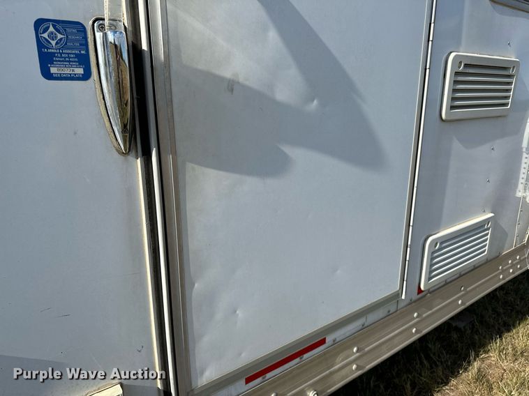 image for item NQ9423 2010 Universal Trailer ES-8410  horse trailer