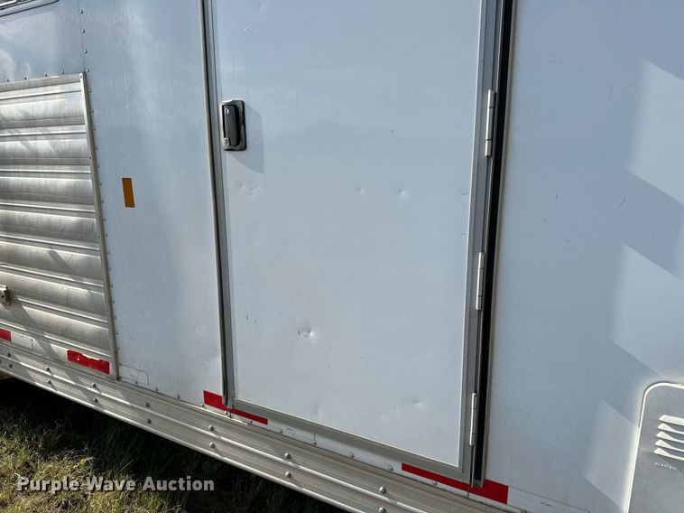 image for item NQ9423 2010 Universal Trailer ES-8410  horse trailer