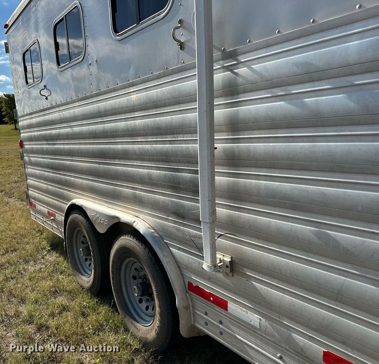 image for item NQ9423 2010 Universal Trailer ES-8410  horse trailer