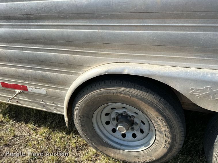 image for item NQ9423 2010 Universal Trailer ES-8410  horse trailer