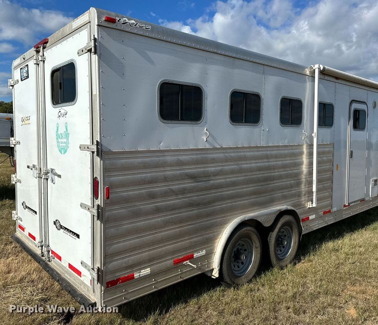 image for item NQ9423 2010 Universal Trailer ES-8410  horse trailer