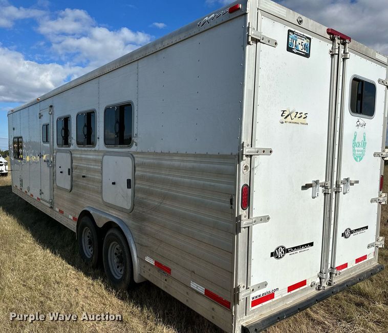 image for item NQ9423 2010 Universal Trailer ES-8410  horse trailer