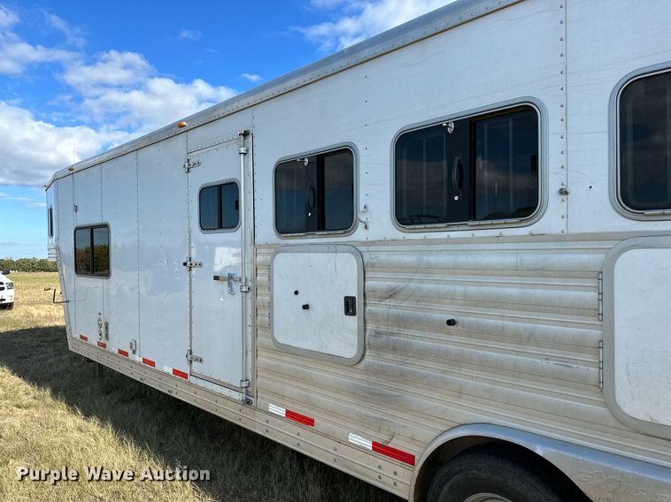 image for item NQ9423 2010 Universal Trailer ES-8410  horse trailer