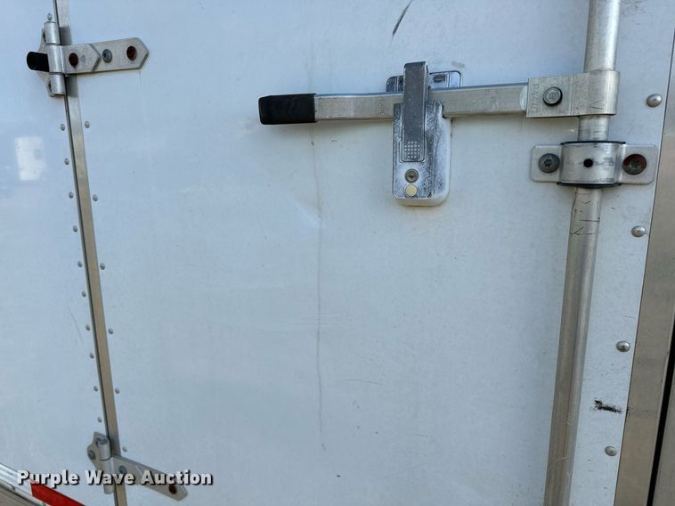 image for item NQ9423 2010 Universal Trailer ES-8410  horse trailer