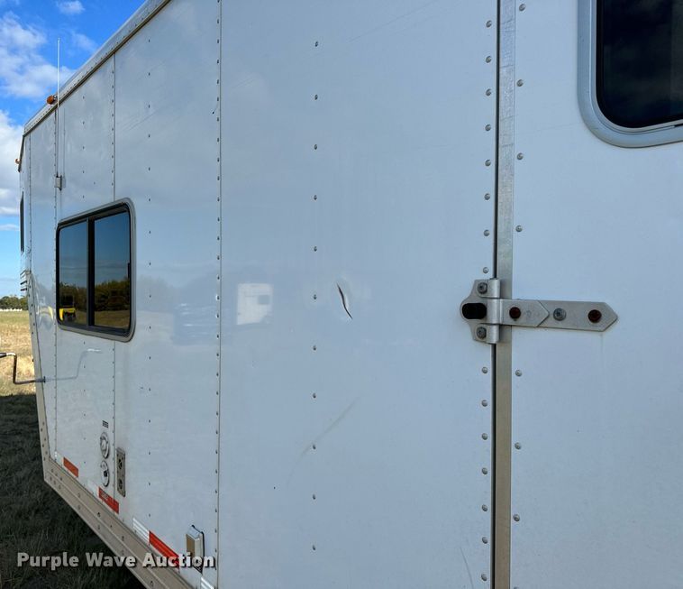 image for item NQ9423 2010 Universal Trailer ES-8410  horse trailer