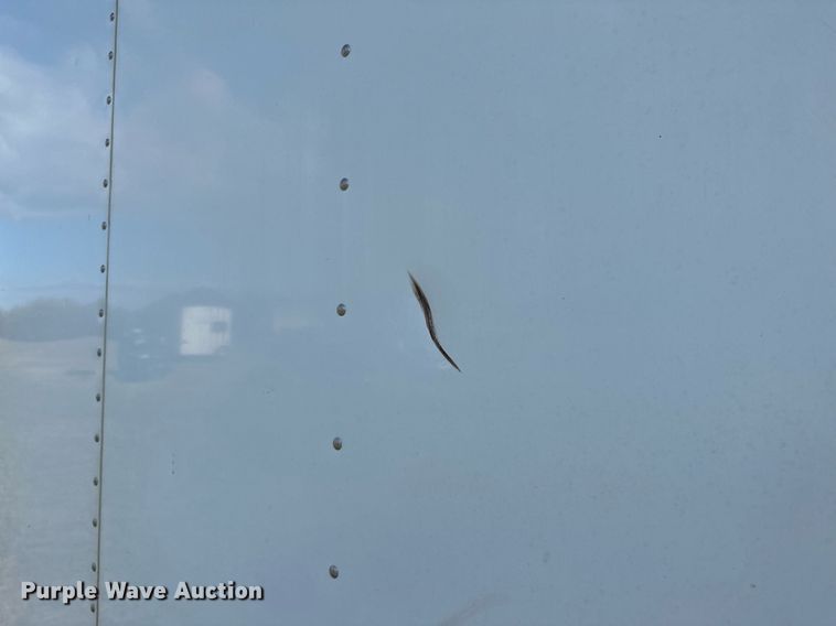 image for item NQ9423 2010 Universal Trailer ES-8410  horse trailer