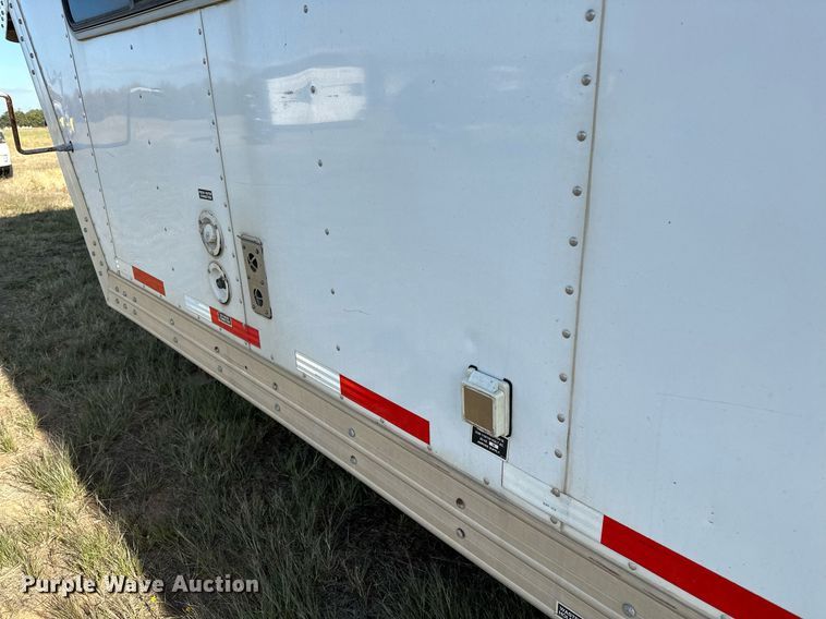 image for item NQ9423 2010 Universal Trailer ES-8410  horse trailer