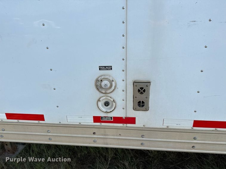 image for item NQ9423 2010 Universal Trailer ES-8410  horse trailer
